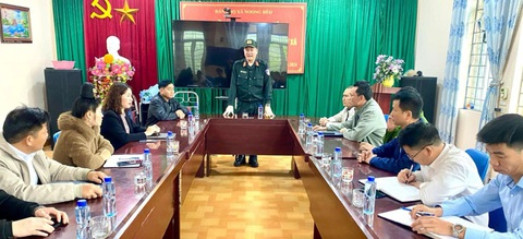 Thu hơn 6 tỉ đồng từ khai thác vàng trái phép- Ảnh 1. Đại tá Phạm Hải Đăng, phó giám đốc Công an tỉnh Lai Châu, chỉ đạo công tác điều tra vụ khai thác vàng trái phép làm một thanh niên tử vong - Ảnh: Công an tỉnh Lai Châu