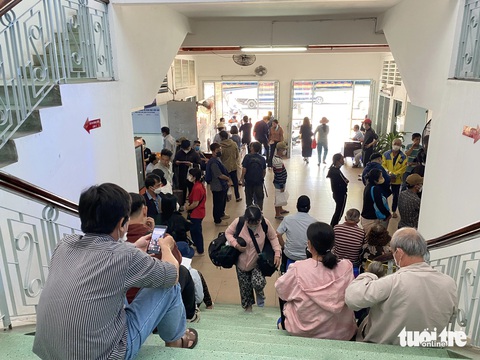 Bệnh viện Tâm thần TP.HCM 'khoác áo mới' trong lúc duyệt dự án xây mới- Ảnh 2. Nhiều bệnh nhân và người nhà ngồi dọc lối lên cầu thang trong thời gian chờ lấy thuốc vì không gian chật hẹp