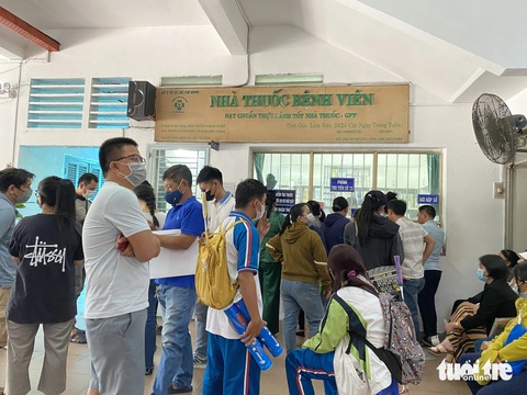 Bệnh viện Tâm thần TP.HCM 'khoác áo mới' trong lúc duyệt dự án xây mới- Ảnh 4. Nhiều thời điểm, bệnh viện quá tải số lượng bệnh nhân chờ nhận thuốc