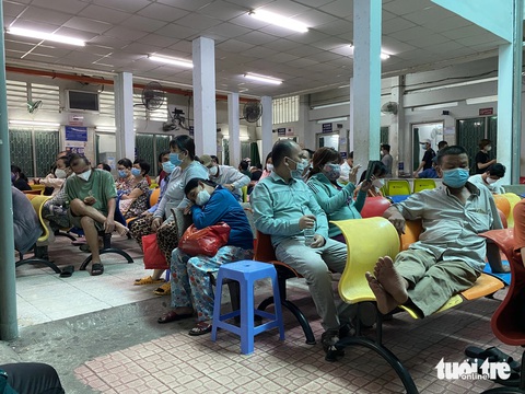 Bệnh viện Tâm thần TP.HCM 'khoác áo mới' trong lúc duyệt dự án xây mới- Ảnh 5. Hình ảnh nền nhà chỗ thấp, chỗ cao tại khu vực chờ khám bệnh Bệnh viện Tâm thần được chụp hồi tháng 8-2022. Cơ sở vật chất xuống cấp, ảnh hưởng trầm trọng đến công tác điều trị