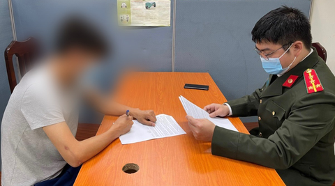Xử phạt người loan tin nữ tài xế say xỉn là 'con cháu của bộ trưởng công an’- Ảnh 1. Cơ quan an ninh làm việc với anh T. - Ảnh: Công an cung cấp