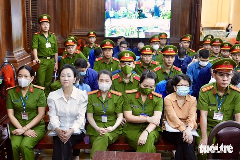 Vụ Vạn Thịnh Phát: Bà Đỗ Thị Nhàn nói nhận tiền để… gia đình được an toàn?- Ảnh 1. Bà Trương Mỹ Lan (áo trắng) và Đỗ Thị Nhàn (hàng đầu) - Ảnh: HỮU HẠNH