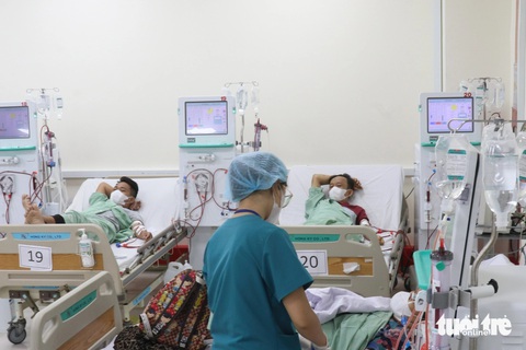 Cứ ăn mặn, thức khuya, nhậu vô tư sẽ thúc đẩy bệnh suy thận tiến triển- Ảnh 1. Nhiều người trẻ mắc suy thận mạn giai đoạn cuối mà không có dấu hiệu cảnh báo rõ ràng trước đó - Ảnh: XUÂN MAI