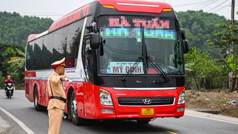 Đường chỉ có hai làn xe, thót tim khi tài xế lấn làn- Ảnh 1. CSGT kiểm soát xe trên quốc lộ 2 qua Tuyên Quang - Ảnh: H.Q