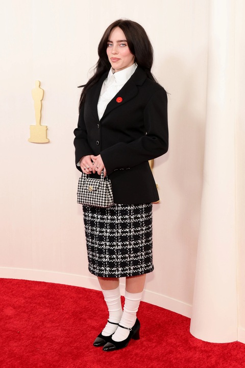Ngắm sao Hollywood làm nóng thảm đỏ Oscar- Ảnh 8. Ca sĩ Billie Eilish diện trang phục nữ sinh từ Channel, cô gần như đã "quen mặt" với Oscar từ năm cô 19 tuổi nhờ liên tục làm nhạc cho những tựa phim đình đám như 007, 13 Reasons Why hay gần đây nhất là Barbie. Ca khúc chủ đề What Was I Made For? cho phim Barbie của cô cũng nhận được đề cử Oscar - Ảnh: GETTY IMAGES