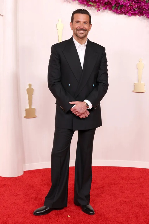 Ngắm sao Hollywood làm nóng thảm đỏ Oscar- Ảnh 5. Đạo diễn kiêm diễn viên chính của phim Maestro - Bradley Cooper - diện bộ suit bảnh bao của Louis Vuitton. Phim của anh được đề cử Phim hay nhất và bản thân Bradley Cooper cũng được đề cử cho Nam chính xuất sắc nhất - Ảnh: GETTY IMAGES