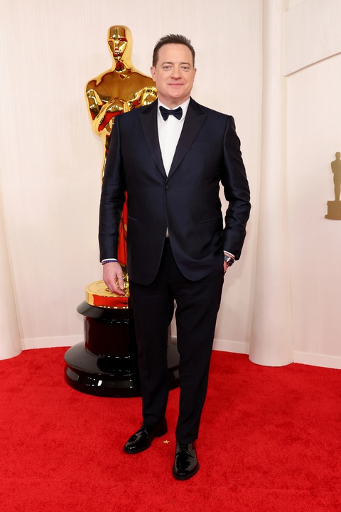 Ngắm sao Hollywood làm nóng thảm đỏ Oscar- Ảnh 18. Năm ngoái, diễn viên Brendan Fraser giành giải Nam chính xuất sắc nhất cho phim The Whale và diễn một vai phụ nho nhỏ trong Killers of the Flower Moon năm nay. Anh diện bộ tuxedo may đo lịch lãm không từ nhà thiết kế đình đám nào - Ảnh: GETTY IMAGES
