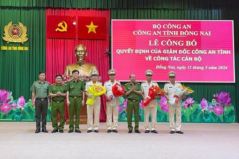 Công an Đồng Nai công bố quyết định điều động 4 cán bộ- Ảnh 1. Lãnh đạo Công an TP Biên Hòa (Đồng Nai) tặng hoa chúc mừng các cán bộ vừa được điều động - Ảnh: Công an cung cấp
