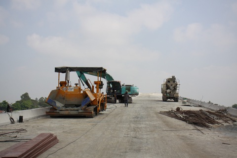 Cầu Châu Đốc, cây cầu thứ ba vượt sông Hậu, sẽ thông xe ngày 30-4- Ảnh 1. Cây cầu thứ ba vượt sông Hậu đang được hoàn thiện những công việc cuối cùng, trước khi thông xe vào ngày 30-4 - Ảnh: E.X.