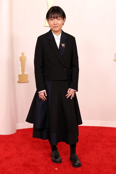 Ngắm sao Hollywood làm nóng thảm đỏ Oscar- Ảnh 11. Đạo diễn Celine Song của bộ phim Past Lives diện trang phục được thiết kế bởi Loewe - một hãng thời trang cao cấp của Tây Ban Nha - Ảnh: GETTY IMAGES