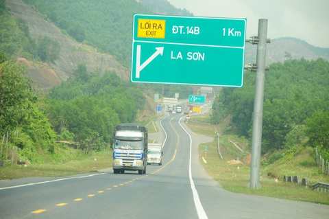 Né thu phí ở quốc lộ 1, xe khách đi cao tốc La Sơn - Cam Lộ, tắt thiết bị theo dõi hành trình- Ảnh 2. Cao tốc được nhiều tài xế xe khách chọn di chuyển thay vì đi quốc lộ 1 - Ảnh: B.D.