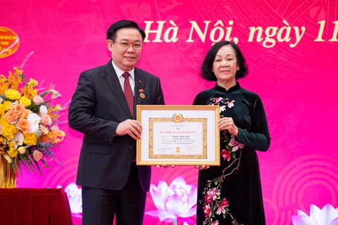 Chủ tịch Quốc hội Vương Đình Huệ nhận huy hiệu 40 năm tuổi Đảng- Ảnh 1. Thường trực Ban Bí thư Trương Thị Mai trao huy hiệu 40 năm tuổi Đảng cho Chủ tịch Quốc hội Vương Đình Huệ - Ảnh: GIA HÂN