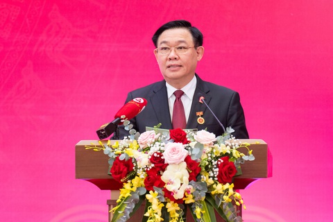 Chủ tịch Quốc hội Vương Đình Huệ nhận huy hiệu 40 năm tuổi Đảng- Ảnh 3. Chủ tịch Quốc hội phát biểu tại buổi lễ - Ảnh: GIA HÂN