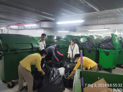 Vợ bỏ kim cương trong bọc giấy, chồng tưởng rác mang vứt, nháo nhào bới rác trong đêm- Ảnh 1. Đội lao công và vợ chồng chị M.T. bới rác tìm kim cương thất lạc trong đêm - Ảnh: NVCC