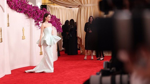 Ngắm sao Hollywood làm nóng thảm đỏ Oscar- Ảnh 1. Diễn viên Emma Stone trên thảm đỏ Oscar 2024 - Ảnh: Los Angeles Times