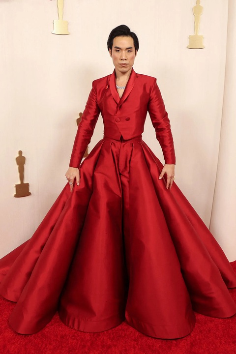 Ngắm sao Hollywood làm nóng thảm đỏ Oscar- Ảnh 19. Diễn viên lồng tiếng Eugene Lee Yang, anh góp giọng cho nhân vật Ambrosius Goldenloin trong bộ phim hoạt hình được đề cử Oscar - Nimona - Ảnh: GETTY IMAGES