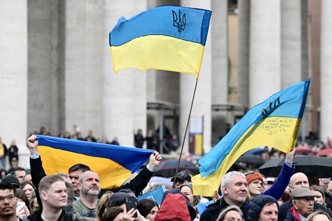 Ukraine đáp trả: Cờ chúng tôi màu vàng và xanh, không phải 'cờ trắng'- Ảnh 1. Cờ Ukraine tại quảng trường Thánh Peter khi Giáo hoàng Francis phát biểu tại Vatican hôm 10-3 - Ảnh: AFP