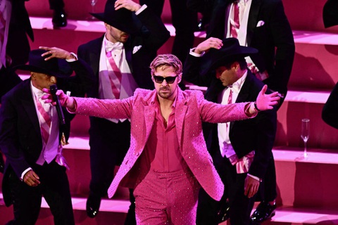 Ryan Gosling trong bộ suit màu hồng nổi bật, biểu diễn ca khúc I'm just Ken của phim Barbie - Ảnh: GETTY IMAGES Ryan Gosling trong bộ suit màu hồng nổi bật, biểu diễn ca khúc I'm just Ken của phim Barbie - Ảnh: GETTY IMAGES