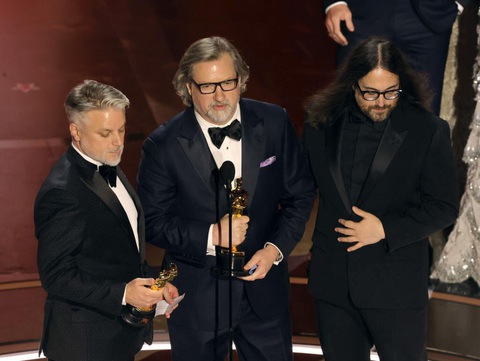 (từ trái sang phải) Brad Booker, Dave Mullins and Sean Lennon Từ trái sang phải: Brad Booker, Dave Mullins and Sean Lennon nhận Oscar cho Phim hoạt hình ngắn xuất sắc nhất tại Oscar 2024