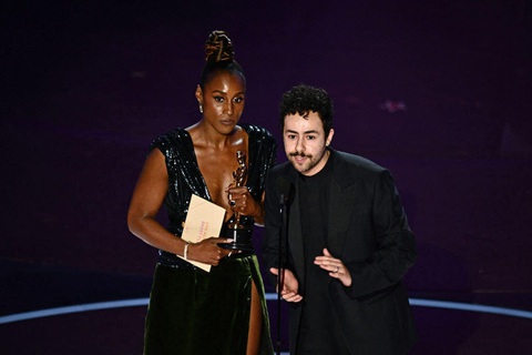 Diễn viên Ramy Youssef, nhận giải Phim ngắn người đóng hay nhất thay đạo diễn Wes Anderson - Ảnh: GETTY IMAGES Diễn viên Ramy Youssef, nhận giải Phim ngắn người đóng hay nhất thay đạo diễn Wes Anderson - Ảnh: GETTY IMAGES