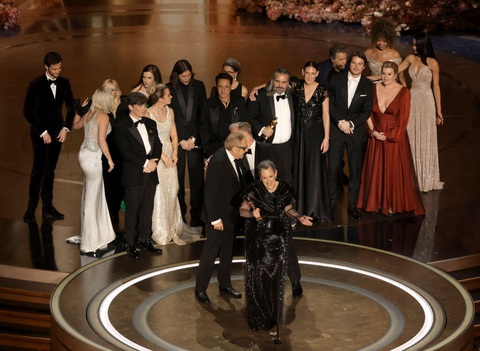 Ê kíp của Oppenheimer lên sân khấu để ăn mừng chiến thắng vang dội của Oppeheimer tại Oscar 2024 với 7 tượng vàng, trong đó có Phim hay nhất - Ảnh: GETTY IMAGES Ê kíp của Oppenheimer lên sân khấu để ăn mừng chiến thắng vang dội của Oppenheimer tại Oscar 2024 với 7 tượng vàng, trong đó có Phim hay nhất - Ảnh: GETTY IMAGES