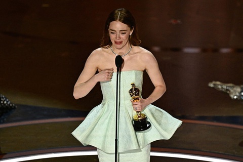Emma Stone không cầm được nước mắt khi nhận giải Oscar cho Nữ diễn viên chính xuất sắc nhất lần thứ hai trong sự nghiệp - Ảnh: GETTY IMAGES Emma Stone không cầm được nước mắt khi nhận giải Oscar cho Nữ diễn viên chính xuất sắc nhất lần thứ hai trong sự nghiệp - Ảnh: GETTY IMAGES