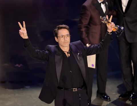 Robert Downey Jr. giơ cao tượng vàng Nam phụ xuất sắc nhất - Ảnh: GETTY IMAGES Robert Downey Jr. giơ cao tượng vàng Nam phụ xuất sắc nhất - Ảnh: GETTY IMAGES