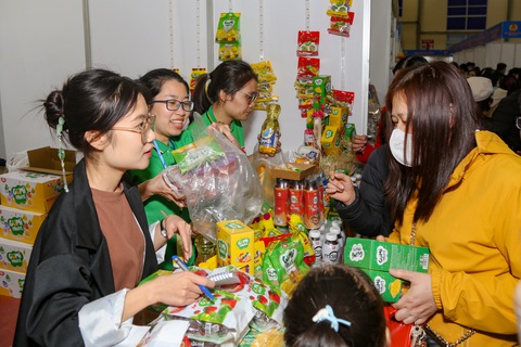 Người lao động mua hàng giảm giá tại chợ Tết Công đoàn. Chợ xuất phát từ nguyện vọng của công nhân, người lao động thủ đô - Ảnh: HÀ QUÂN Người lao động ở Hà Nội mua hàng giảm giá tại chợ Tết Công đoàn - Ảnh: HÀ QUÂN