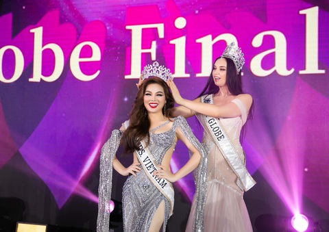 Hoa hậu Lana Lumakova trao vương miện cho Ngọc Trang Hoa hậu Lana Lumakova trao vương miện cho Ngọc Trang
