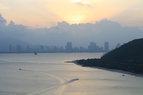 Hoàng hôn ở Nha Trang - Ảnh: RAY KUSCHERT Hoàng hôn ở Nha Trang - Ảnh: RAY KUSCHERT
