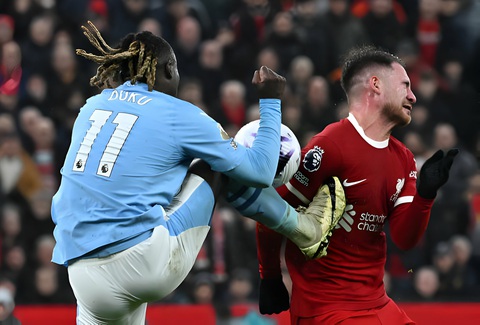 Jurgen Klopp đòi phạt đền do Doku đạp Mac Allister- Ảnh 1. Pha bóng Jeremy Doku đạp vào người Mac Allister ở cuối trận - Ảnh: GETTY