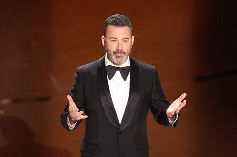 MC Jimmy Kimmel mở màn Oscar 2024 ở Los Angeles, California (Mỹ), ngày 10-3 - Ảnh: REUTERS MC Jimmy Kimmel mở màn Oscar 2024 ở Los Angeles, California (Mỹ), ngày 10-3 - Ảnh: REUTERS