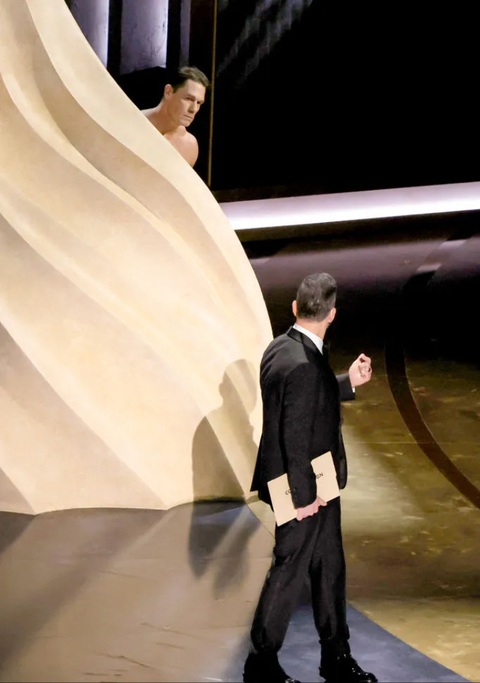 John Cena gây sốc với màn khỏa thân 99% trên sân khấu trao giải Oscar 2024- Ảnh 1. John Cena lấp ló phía sau cánh gà với vai trần