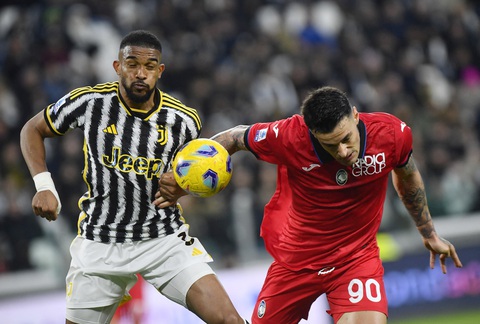 Tin tức thể thao sáng 11-3: Real Madrid thắng đậm; Inter Miami vắng Messi, nhận thất bại đầu tiên- Ảnh 2. Juventus (trái) bị Atalanta cầm hòa - Ảnh: REUTERS