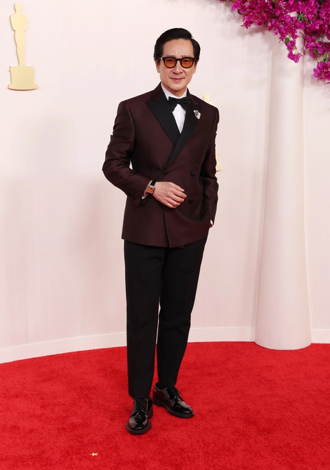 Ngắm sao Hollywood làm nóng thảm đỏ Oscar- Ảnh 15. Diễn viên gốc Việt Quan Kế Huy, anh diện bộ tuxedo của Giorgio Armani. Anh cũng là chủ nhân giải Nam phụ xuất sắc nhất Oscar 2023 - Ảnh: GETTY IMAGES