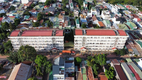 Hai dãy ký túc xã, 120 phòng học cho khoảng 1000 sinh viên ở nhưng hiện nay chỉ có 5 sinh viên thuê - Ảnh: TÂM AN Hai dãy ký túc xá, 120 phòng học cho khoảng 1.000 sinh viên ở, nhưng hiện nay chỉ có 5 sinh viên thuê - Ảnh: TÂM AN