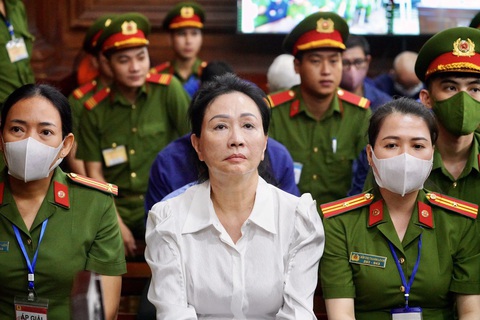 Vụ Vạn Thịnh Phát: Bà Trương Mỹ Lan xin tòa giảm nhẹ hình phạt cho ông Nguyễn Cao Trí- Ảnh 2. Bị cáo Trương Mỹ Lan trong phiên tòa sáng 11-3 - Ảnh: HỮU HẠNH