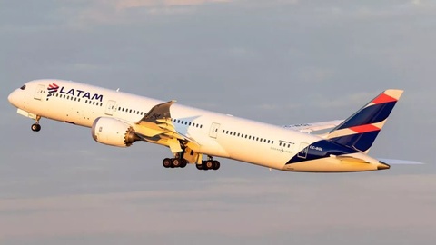 Máy bay Boeing 787 của hãng LATAM Airlines đột nhiên mất cao độ khiến ít nhất 50 hành khách bị thương - Ảnh: DEFENSE HERE Máy bay Boeing 787 của Hãng LATAM Airlines đột nhiên mất cao độ, khiến ít nhất 50 hành khách bị thương - Ảnh: DEFENSE HERE