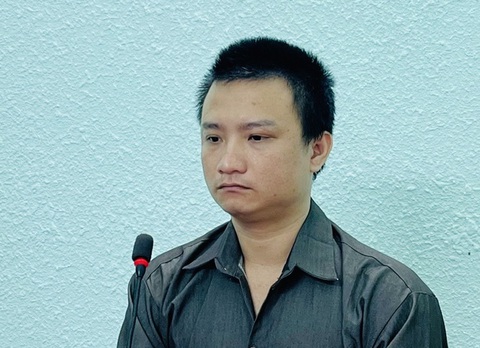 Lê Chí Đạt, bị cáo dùng gậy bóng chày đánh trọng thương dẫn đến chết người sau khi va chạm giao thông - Ảnh: THẾ MINH Lê Chí Đạt, bị cáo dùng gậy bóng chày đánh trọng thương dẫn đến chết người sau khi va chạm giao thông - Ảnh: THẾ MINH