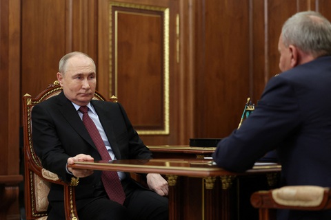 Dự báo ông Putin có thể đắc cử với hơn 80% phiếu- Ảnh 1. Tổng thống Nga Vladimir Putin và Giám đốc Cơ quan vũ trụ Nga Yuri Borisov tại Điện Kremlin ngày 11-3 - Ảnh: REUTERS
