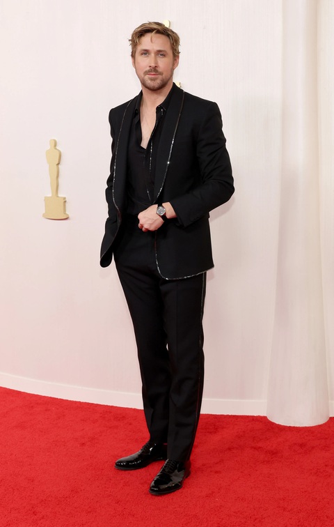Ngắm sao Hollywood làm nóng thảm đỏ Oscar- Ảnh 7. Nam chính của Barbie - Ryan Gosling trong bộ suit Gucci, anh đóng vai búp bê Ken trong phim và có bài hát I'm just Ken được đề cử Oscar 2024 - Ảnh: GETTY IMAGES
