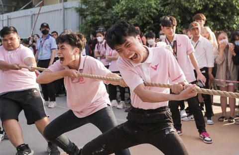 Sinh viên Trường đại học Văn Lang trong một hoạt động thể thao. Ăn mặc phù hợp cũng là cách thể hiện trách nhiệm cộng đồng - ảnh ĐHVL Sinh viên Trường đại học Văn Lang trong một hoạt động thể thao. Ăn mặc phù hợp là cách thể hiện trách nhiệm cộng đồng - Ảnh: ĐHVL