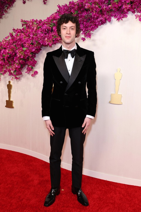 Ngắm sao Hollywood làm nóng thảm đỏ Oscar- Ảnh 17. Diễn viên Dominic Sessa diện bộ tuxedo từ nhà mốt nam nổi tiếng Tom Ford. Anh là diễn viên chính của phim The Holdovers - Ảnh: GETTY IMAGES