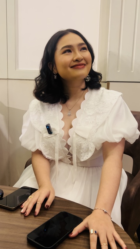 Thiện Nhân mang cả gia tài làm MV tái xuất, phản ứng gì khi bị so sánh với Phương Mỹ Chi?- Ảnh 3. Thiện Nhân tự tin giao lưu với truyền thông hậu sự kiện