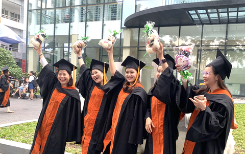Trường đại học cho phép sinh viên học thạc sĩ- Ảnh 1. Học viên tốt nghiệp thạc sĩ Trường đại học Công nghiệp TP.HCM đợt tháng 6-2023 - Ảnh: TRẦN HUỲNH