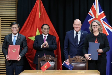 Thủ tướng New Zealand: Việt Nam phát triển vượt bậc như rồng- Ảnh 5. Hai Thủ tướng chứng kiến lễ trao các văn kiện hợp tác giữa hai nước - Ảnh: NHẬT BẮC