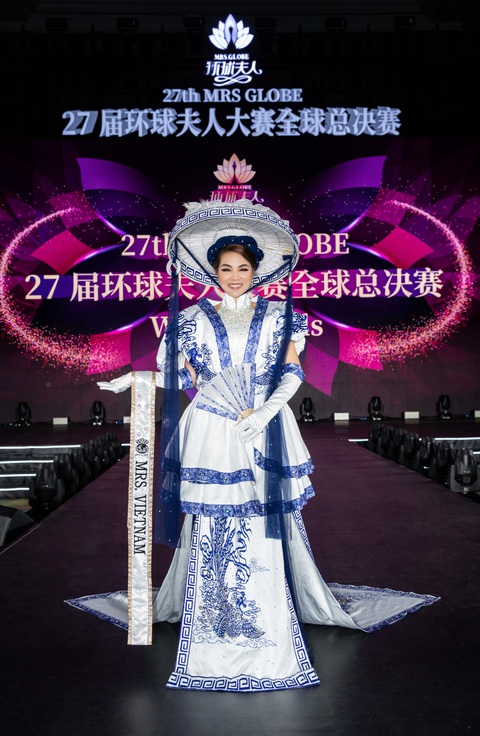 Mrs Globe 2024: Ngọc Trang đoạt giải Hoa hậu châu Á và Trang phục dân tộc đẹp nhất- Ảnh 3. Trang phục dân tộc được Ngọc Trang mang ra đấu trường quốc tế mang tên Men Lam Bát Tràng của nhà thiết kế Nguyễn Văn Tâ