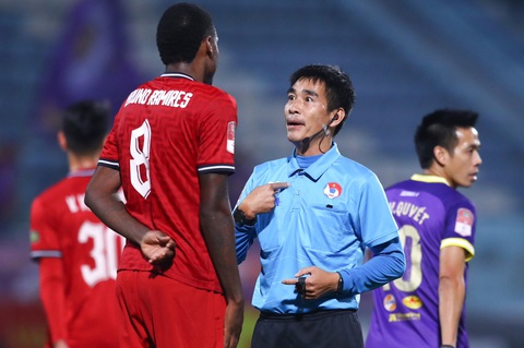 VAR vắng mặt ở vòng 1/8 Cúp quốc gia 2023-2024- Ảnh 1. Trọng tài sẽ vất vả hơn khi không có VAR - Ảnh: MINH ĐỨC