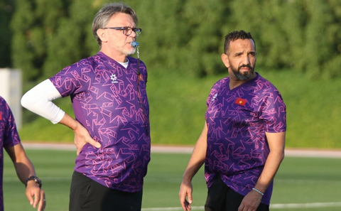 Đội tuyển U23 Việt Nam có quyền HLV trưởng người Morocco- Ảnh 1. Trợ lý Moulay Lahsen (bìa phải) sẽ làm quyền HLV trưởng U23 Việt Nam - Ảnh: VFF