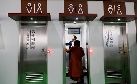 Bị đuổi việc vì vào nhầm nhà vệ sinh nữ- Ảnh 1. "Vào nhầm tí thôi mà", anh chàng phân bua. (Ảnh minh họa)